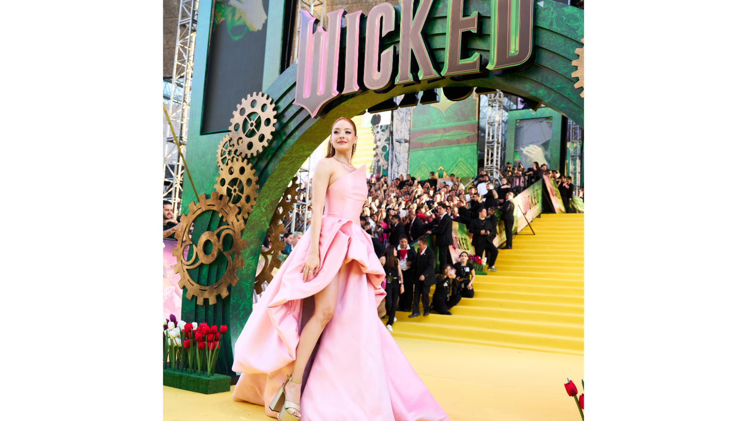 Ceci de la Cueva luce un diseño VERO DIAZ en la premiere de Wicked